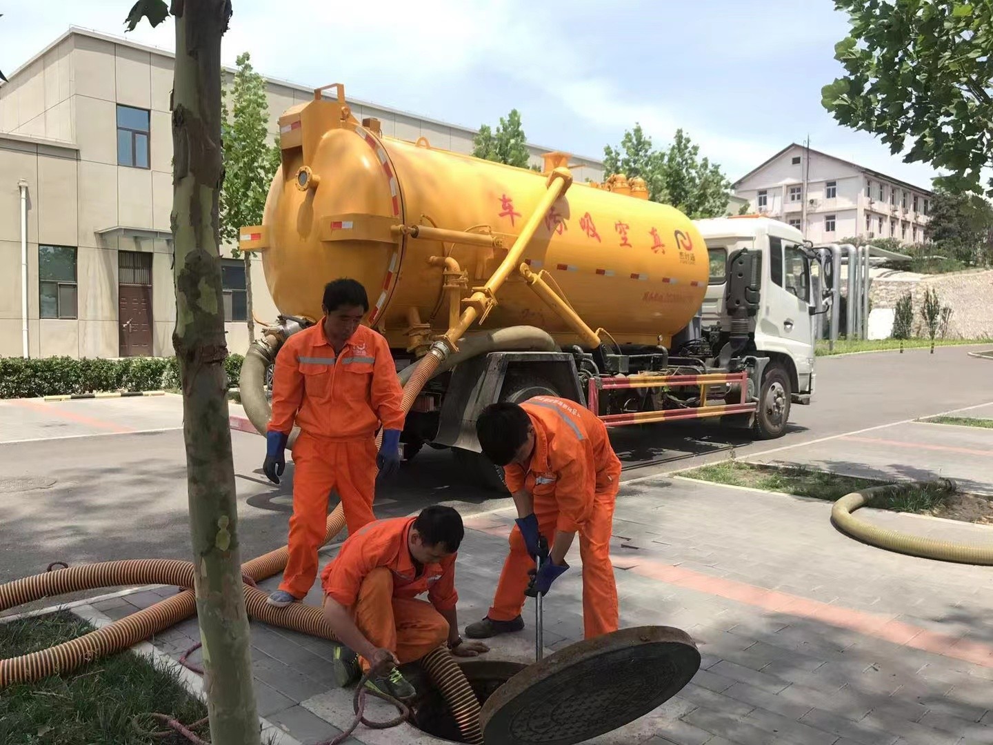 昌邑管道疏通车停在窨井附近